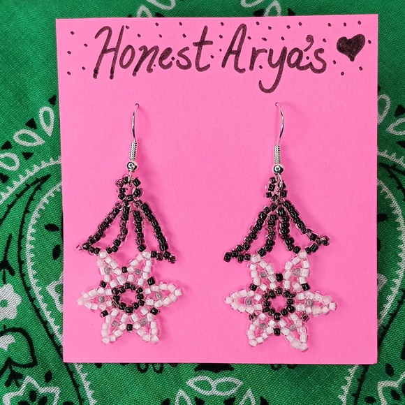 Handcrafted Black &‎ White Flower Earrings Hippie Retro 60s MOD - Picture 1 of 2